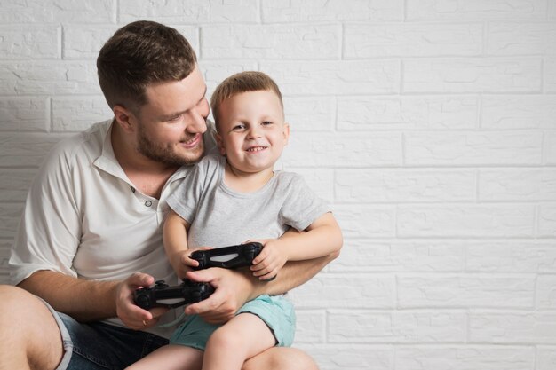 Padre, con, hijo, juego, con, joystick, primer plano