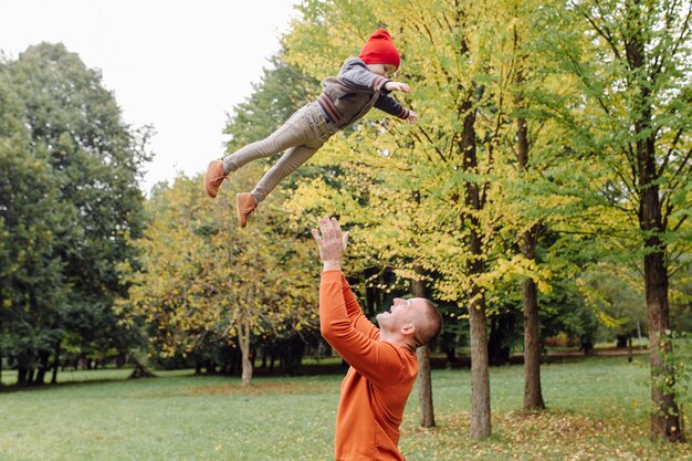 Padre con hijo jugando en el jardín