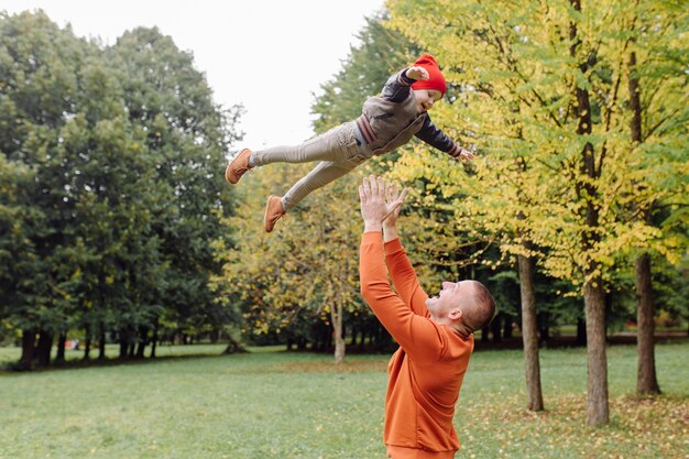 Padre con hijo jugando en el jardín