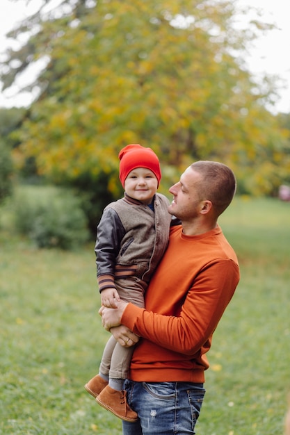 Padre con hijo jugando en el jardín