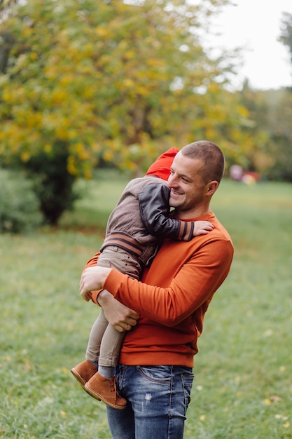 Padre con hijo jugando en el jardín