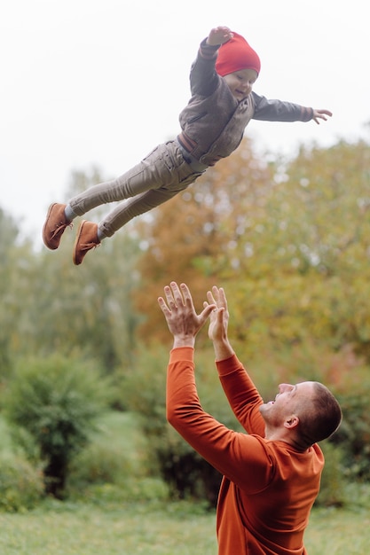 Padre con hijo jugando en el jardín