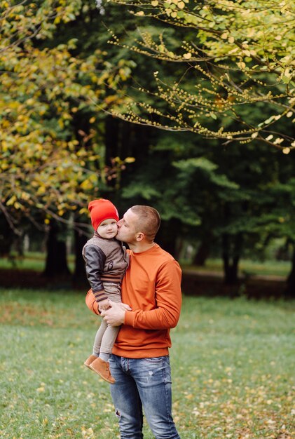 Padre con hijo jugando en el jardín