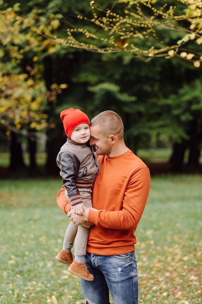 Padre con hijo jugando en el jardín