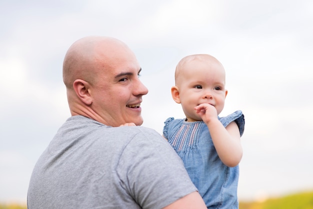 Padre con hijo en la naturaleza