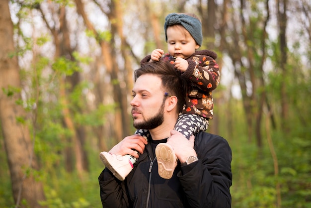 Foto gratuita padre con hijo en la naturaleza