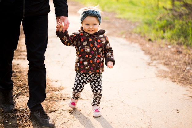 Foto gratuita padre con hijo en la naturaleza