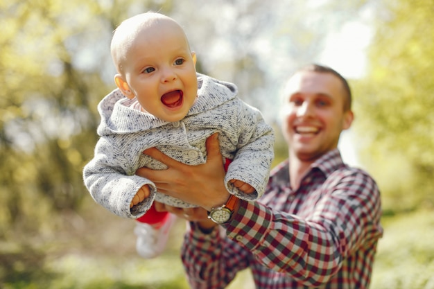 Foto gratuita padre con hijo en un parque