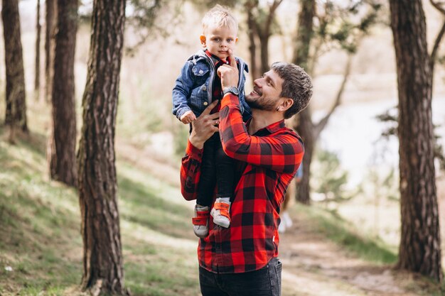 Padre con hijo pequeño en el bosque