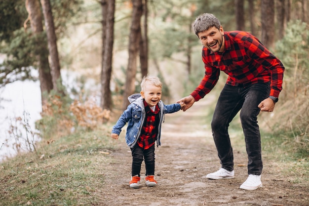 Padre con hijo pequeño en el bosque