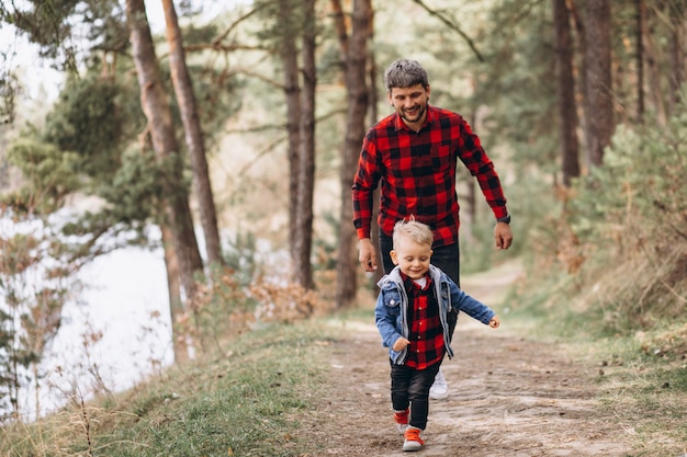 Padre con hijo pequeño en el bosque