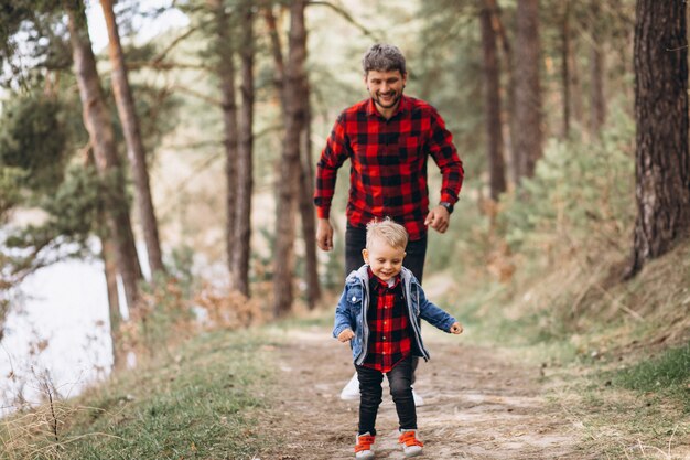 Padre con hijo pequeño en el bosque