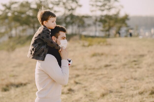 Padre con hijo pequeño con máscaras