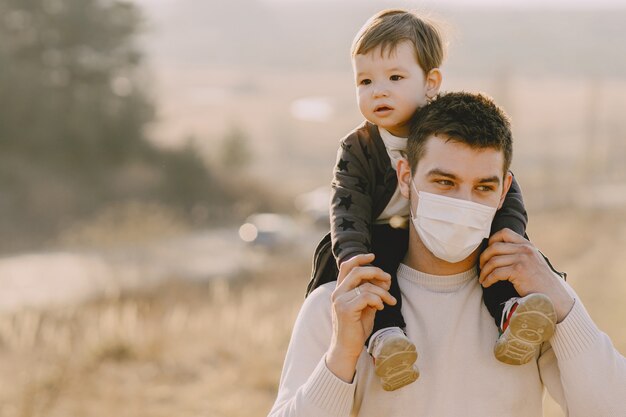 Padre con hijo pequeño con máscaras