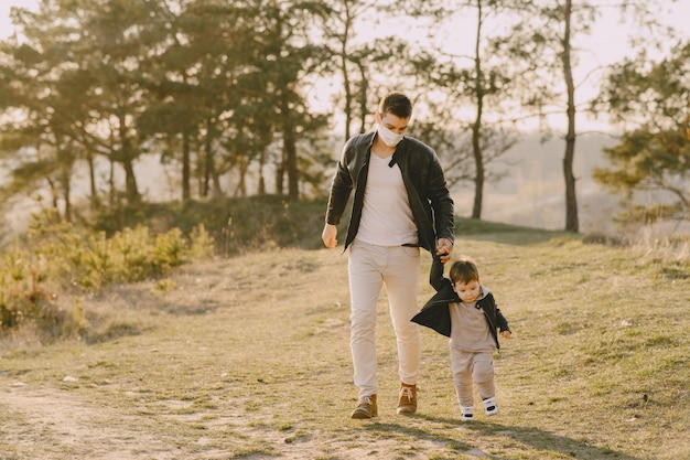 Padre con hijo pequeño con máscaras