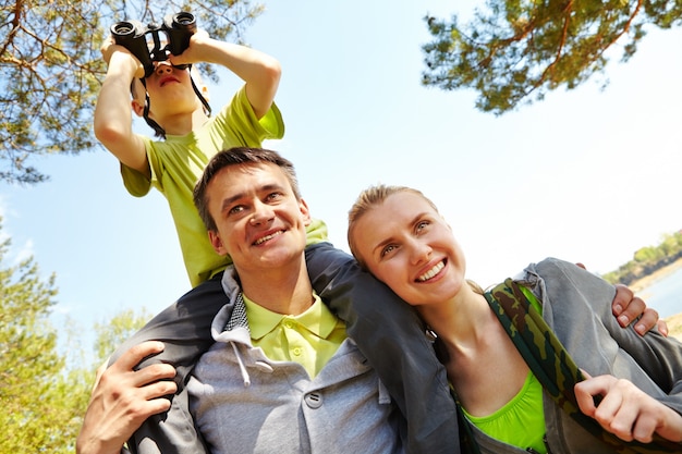 Padre con el hijo sobre sus hombros al aire libre