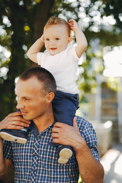 Foto gratuita padre con hijo