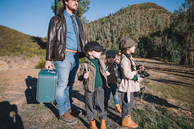 Padre con hijos en el ferrocarril