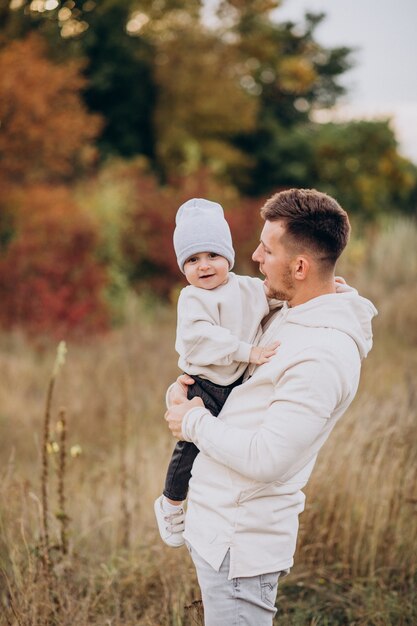 Padre joven con hijo pequeño en el campo