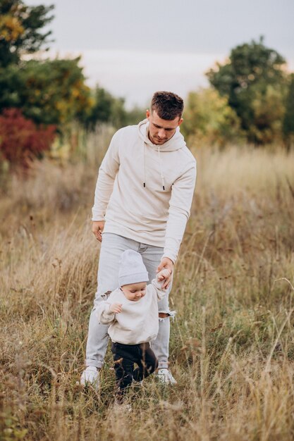 Padre joven con hijo pequeño en el campo