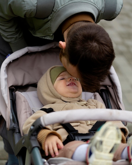 Foto gratuita padre joven pasar tiempo con su adorable hija