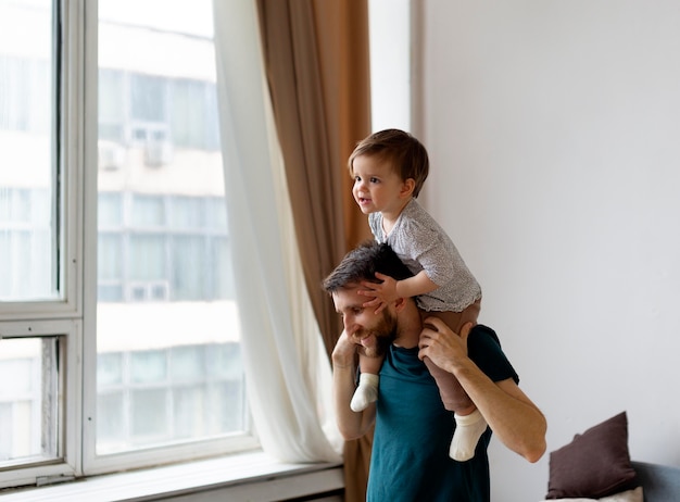 Padre joven pasar tiempo con su chica