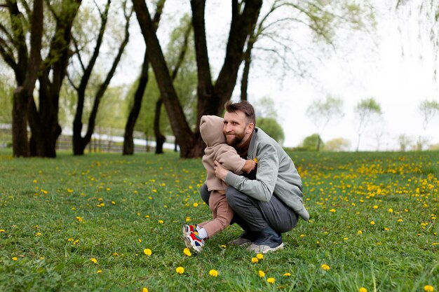 Padre joven con su bebé al aire libre