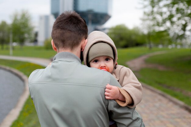 Padre joven con su bebé