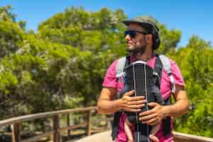 Foto gratuita padre joven con su hijo en su mochila camino a playa moncayo