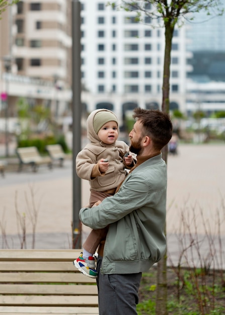 Foto gratuita padre joven con su hijo