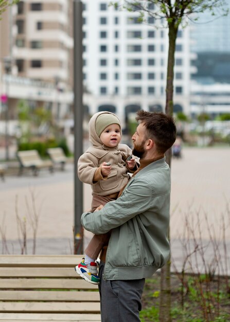 Padre joven con su hijo