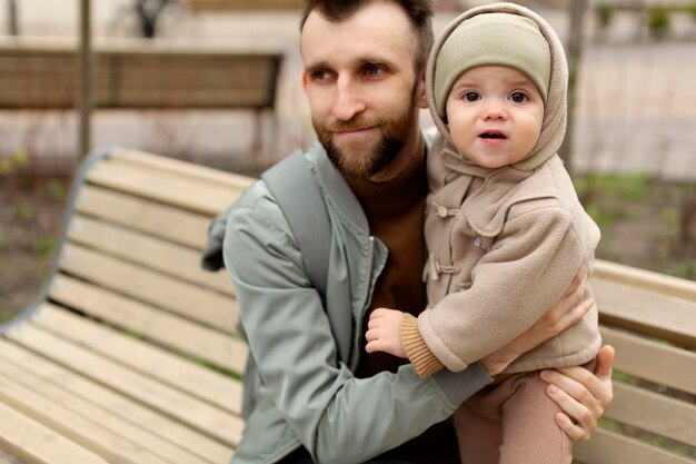 Padre joven con su hijo