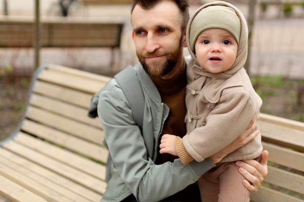 Padre joven con su hijo