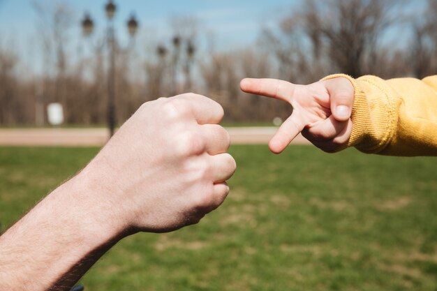 Padre juega juegos de manos con su pequeño hijo