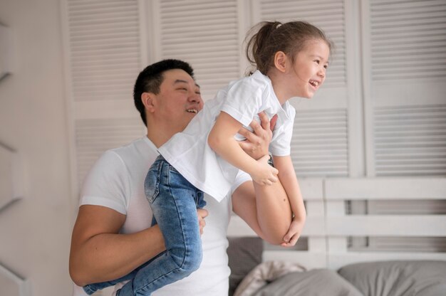 Padre, juego, con, niña