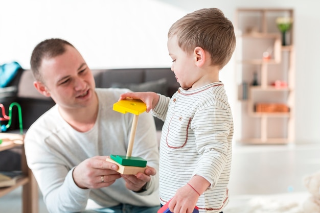 Foto gratuita padre jugando con bebé en casa