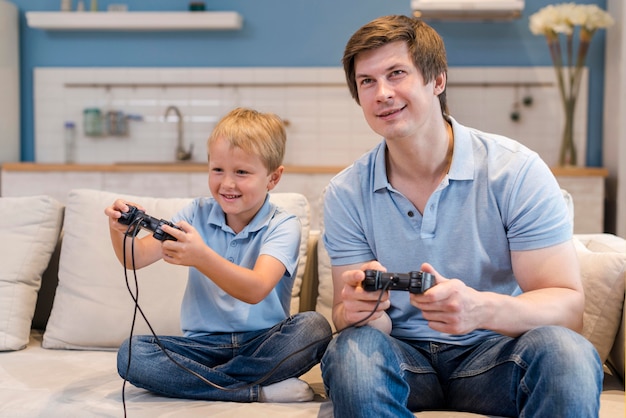 Padre jugando juegos de video junto con su hijo
