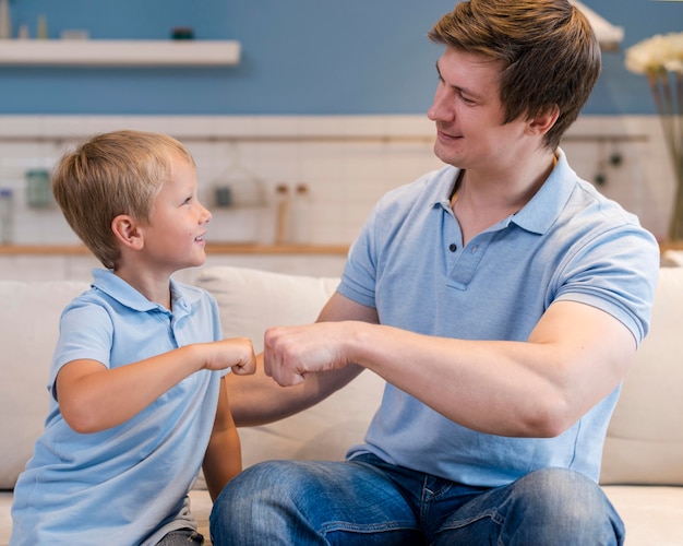 Foto gratuita padre jugando con su adorable hijo