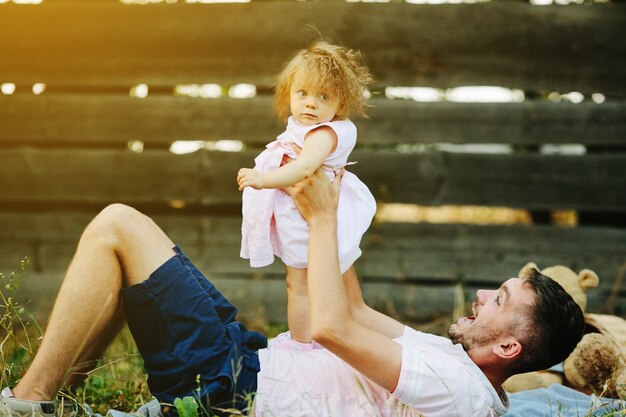 Padre jugando con su hija pequeña