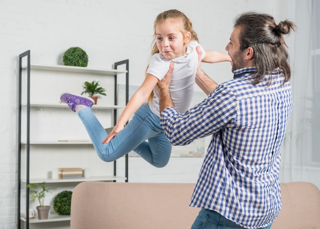 Foto gratuita padre jugando con su hija