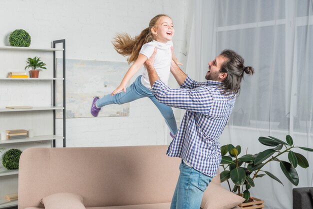 Padre jugando con su hija