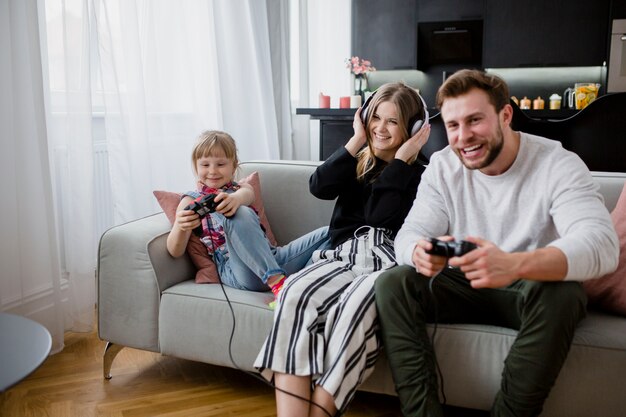 Padre jugando videojuegos con hija