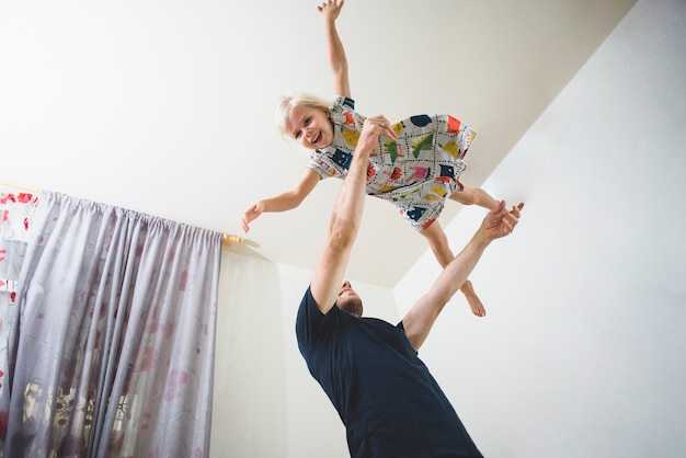 Padre lanzando a su hija al aire