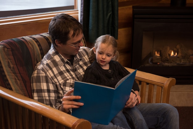 Padre, lectura, libro de cuentos, a, hija