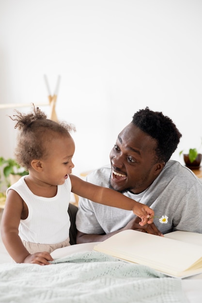 Foto gratuita padre leyendo a su niña