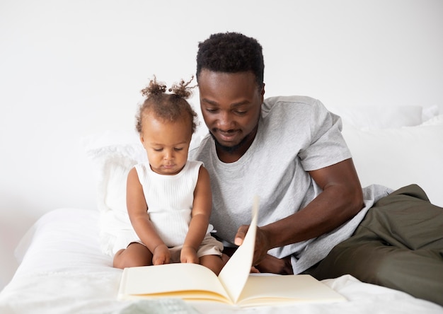 Padre leyendo a su niña