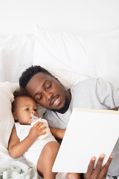 Foto gratuita padre leyendo a su niña