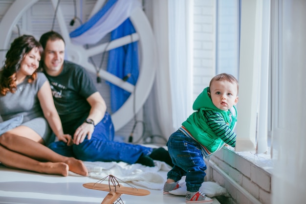 Foto gratuita el padre y la madre admirando a hijo