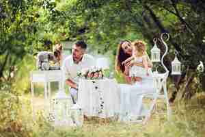 Foto gratuita padre, madre e hija juntos en el picnic en el jardín