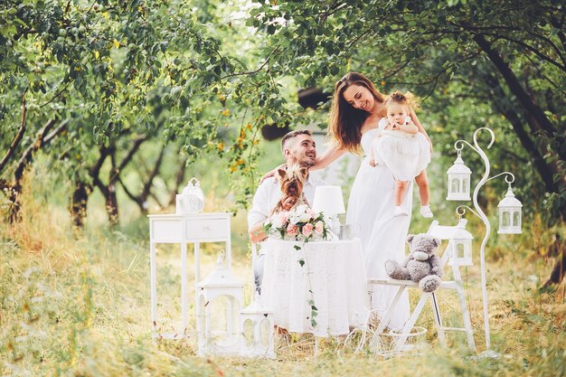 padre, madre e hija juntos en el picnic en el jardín.